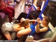 Лесбиянки покорили пассажиров в метро