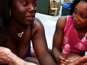 Две негритянки трудятся над черным фаллосом