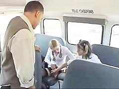 Молодые студентки совратили водителя автобуса и потрахались с ним