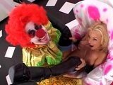 Грудастая блондиночка отдает свою попку на растерзание клоуну