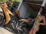 Азиатская порно звезда Аса Акира и её дружок на крутом байке
