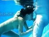 Семейная парочка занимается подводным минетом и сексом в бассейне
