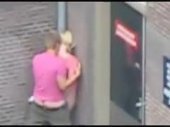 Возбужденная пара публично занимается сексом на улице стоя в углу дома в позе раком