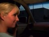 Знойную блондиночку без комплексов сняли на закате у дороги :)