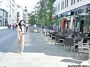 Девушка ходит голой по улицам города