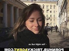 Молодая русская девка раздвинула ноги перед хитрым мужчиной