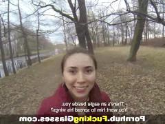 Молодая русская девка ебется с пикапером в грязном подъезде